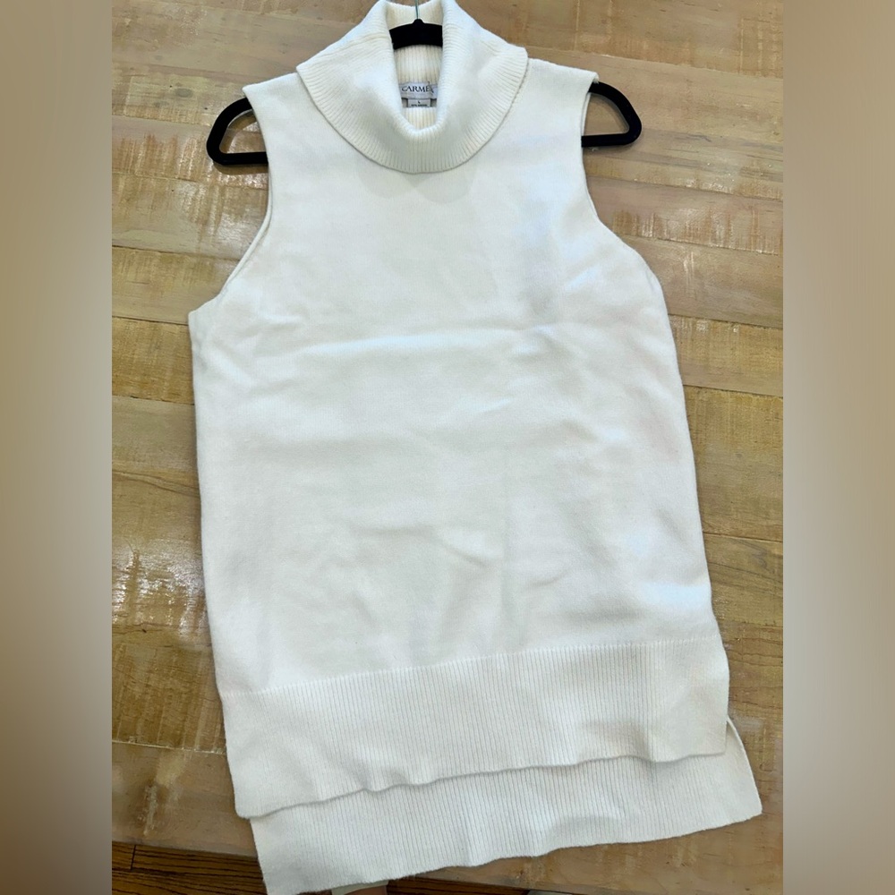 Carmen Marc Valvo white turtleneck knit sleeveless blouse top